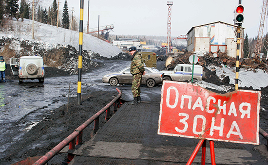 Работа спасательных служб на шахте «Ульяновская», где в результате взрыва метана погибло 110 шахтеров. Архивное фото, 2007 год