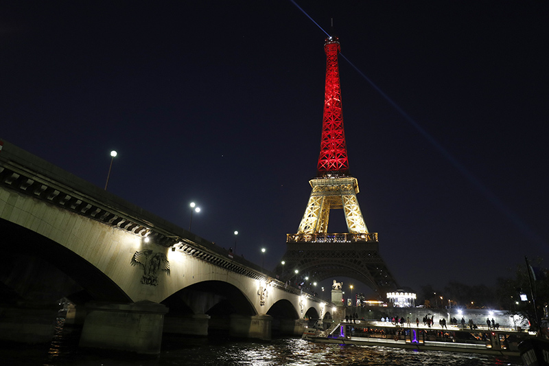 Эйфелева башня подсвечена цветами бельгийского флага в&nbsp;память о&nbsp;погибших в&nbsp;терактах в&nbsp;Брюсселе
