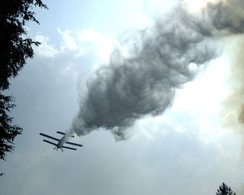 Фото падающего самолета в небе