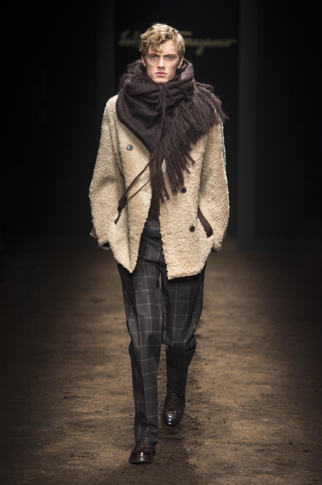 Сочетание несочетаемого и огромные шарфы: показ Salvatore Ferragamo на Неделе моды в Милане