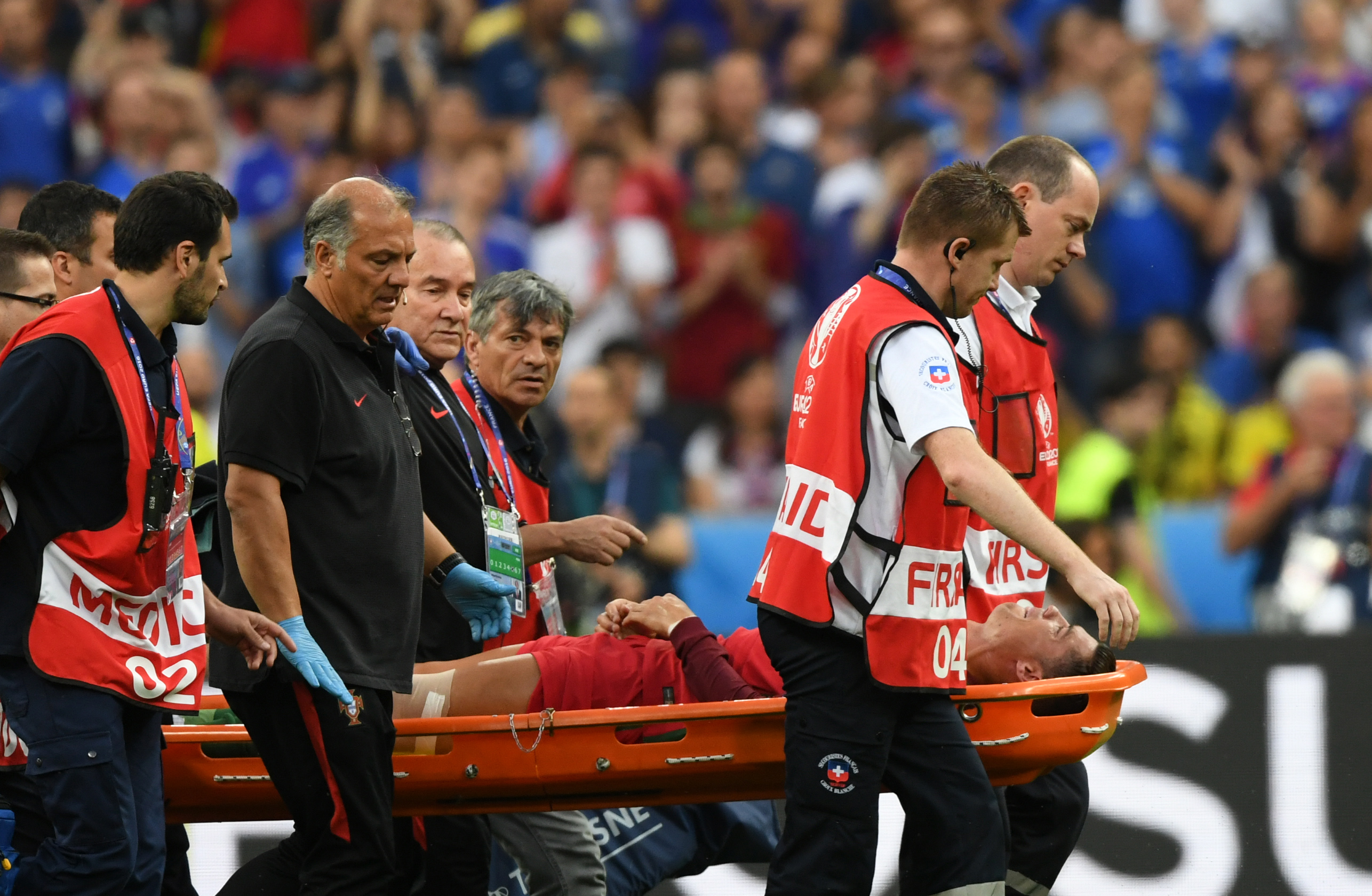 Главная драма финала Евро-2016 &mdash; Криштиану Роналду из-за травмы покидает поле в середине первого тайма.