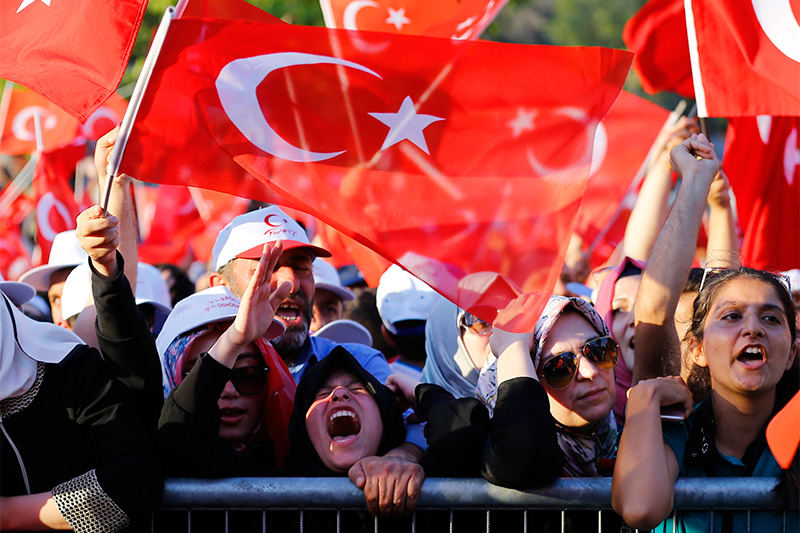 Сторонники &nbsp;действующего президента Турции в Стамбуле


