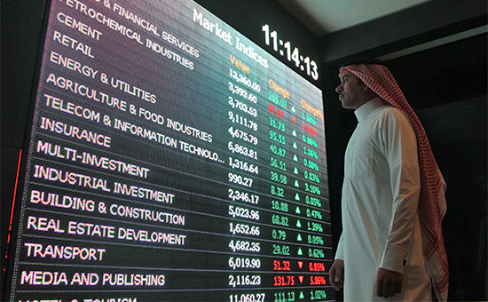 Инвестор наблюдает за&nbsp;финансовыми показателями на&nbsp;фондовой бирже в&nbsp;Эр-Рияде
