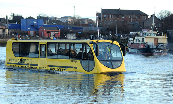 В Англии изобрели водоплавающий автобус