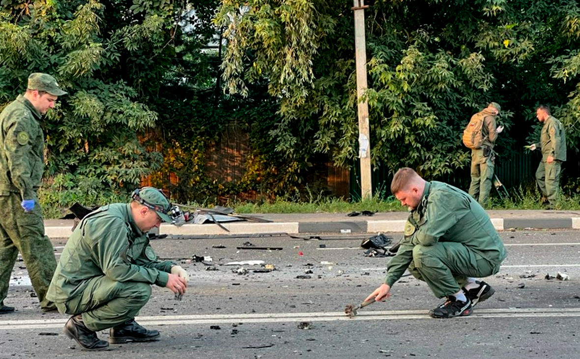Сотрудники Следственного комитета на месте взрыва автомобиля Дарьи&nbsp;Дугиной