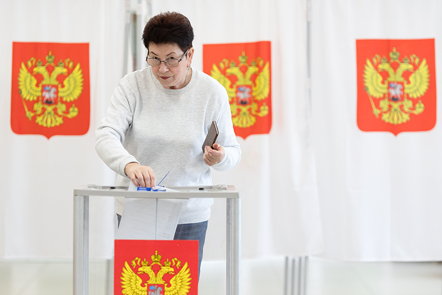 Женщина голосует на выборах губернатора&nbsp;в Иваново 
