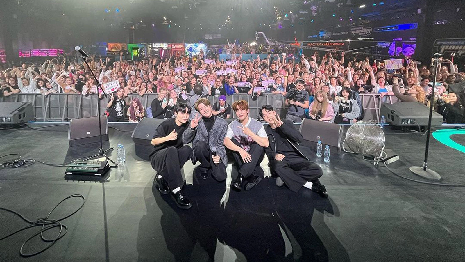 <p>Южнокорейская k-pop-группа W24 на фестивале в Москве, ноябрь 2023 года</p>