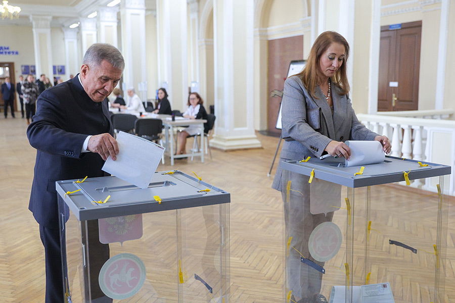 Глава Татарстана Рустам Минниханов с супругой Гульсиной голосует на выборах президента, Казань.