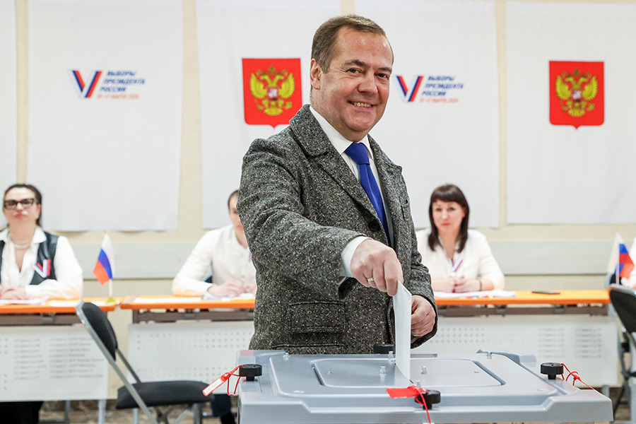 Зампред Совета безопасности Дмитрий Медведев проголосовал на избирательном участке №&nbsp;2074 в Доме молодежи в Горках, Московская область.
