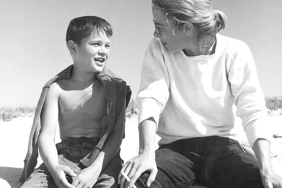 Роберт Де Ниро в детстве с мамой