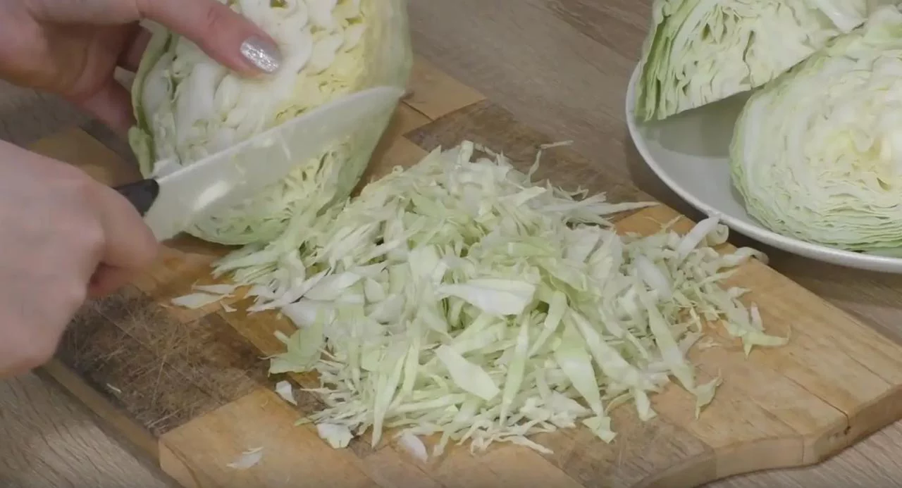 Крупно нарежьте капусту