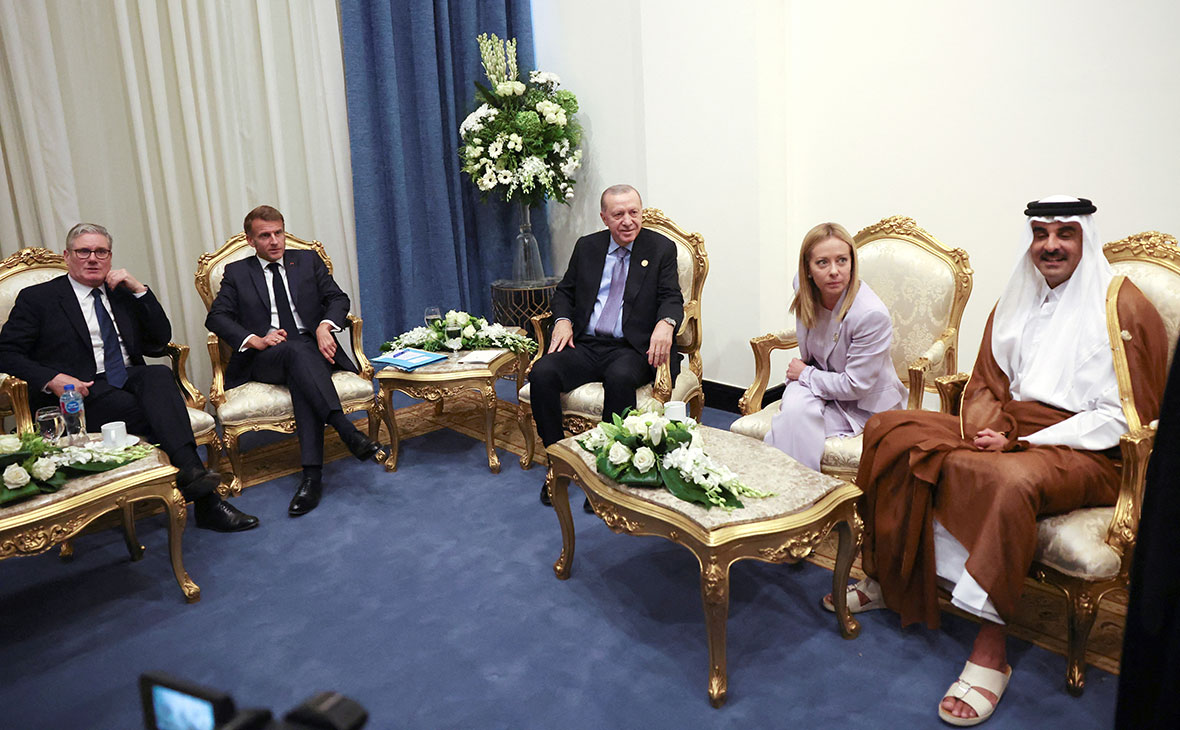 Кир Стармер, Эммануэль Макрон, президент Турции Реджеп Тайип Эрдоган, премьер-министр Италии Джорджия Мелони и эмир Катара шейх Тамим ибн Хамад Аль Тани перед саммитом.