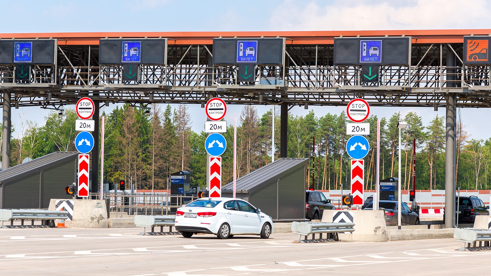 Для некоторых граждан предложили бесплатный проезд по платным дорогам