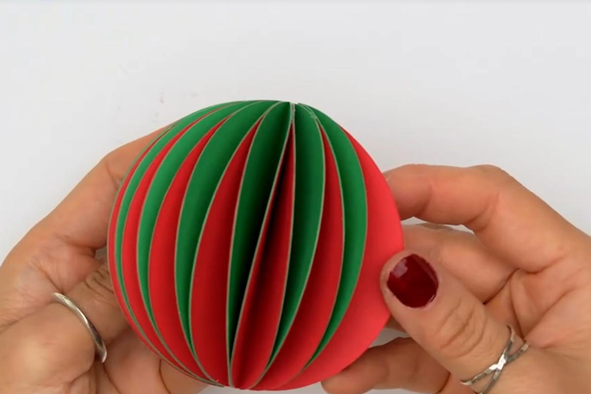 Как сделать новогодний шар из картона