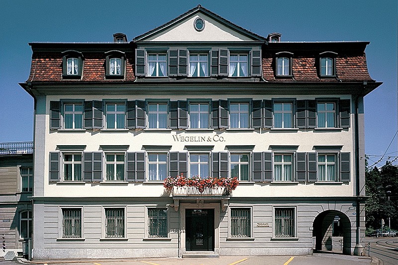 The Bank of New York (BNY Mellon)Где основан: Нью-Йорк, СШАГод основания: 1784Возраст: 230 летThe Bank of New York является старейшим американским банком, который в 1784 году основал Александр Гамильтон — один из отцов-основателей США и первый министр финансов страны. В 1792 году, когда открылась Нью-Йоркская фондовая биржа (NYSE), The Bank of New York был первой компаний, разместившей на ней свои акции. В нынешнем своем виде банк сформировался после слияния с Mellon Financial Corporation в 2007 году . Сегодня BNY Mellon является одним из крупнейших банков США, занимая десятое место по размеру активов ($368 млрд на 31 марта 2014 года).