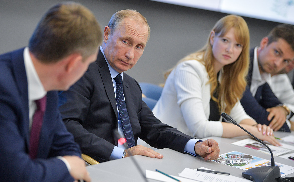 Владимир Путин (в центре) на встрече с представителями информационно-коммуникационного кластера Пермского края