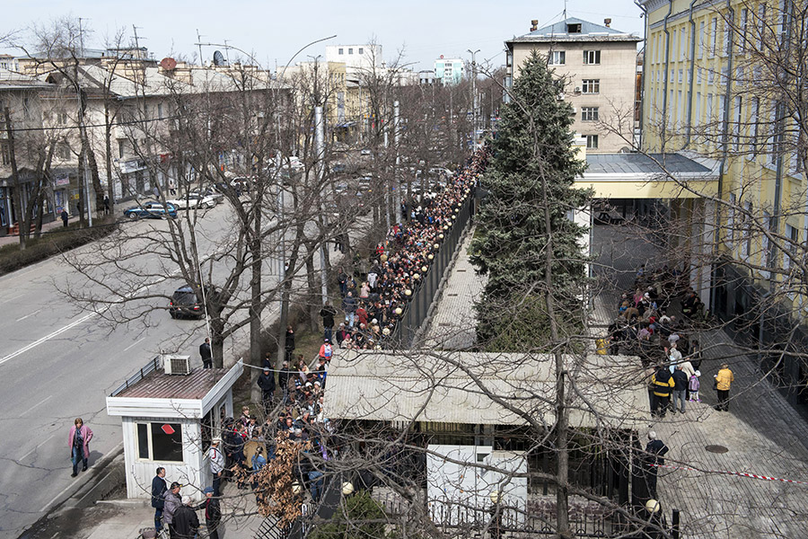 Избиратели в очереди у посольства России в Бишкеке, где проходит голосование на выборах президента РФ.
