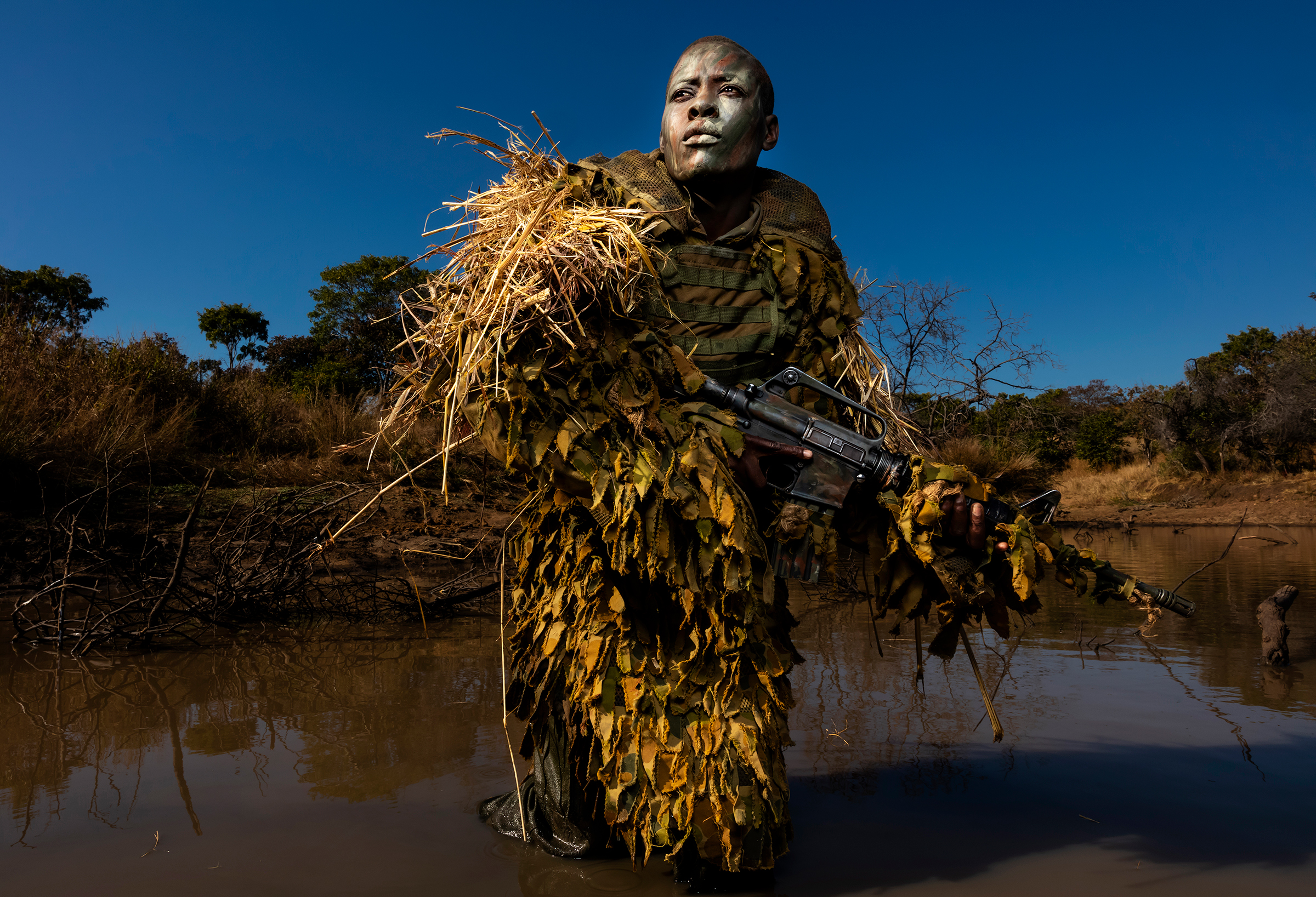 Автор:  Брент Стиртон / Getty Images

На снимке изображена Петронелла Чигумбура, член организации &laquo;Акашинга&raquo; по борьбе с браконьерами в Зимбабве. В эту организацию берут только женщин из неблагополучных семей
