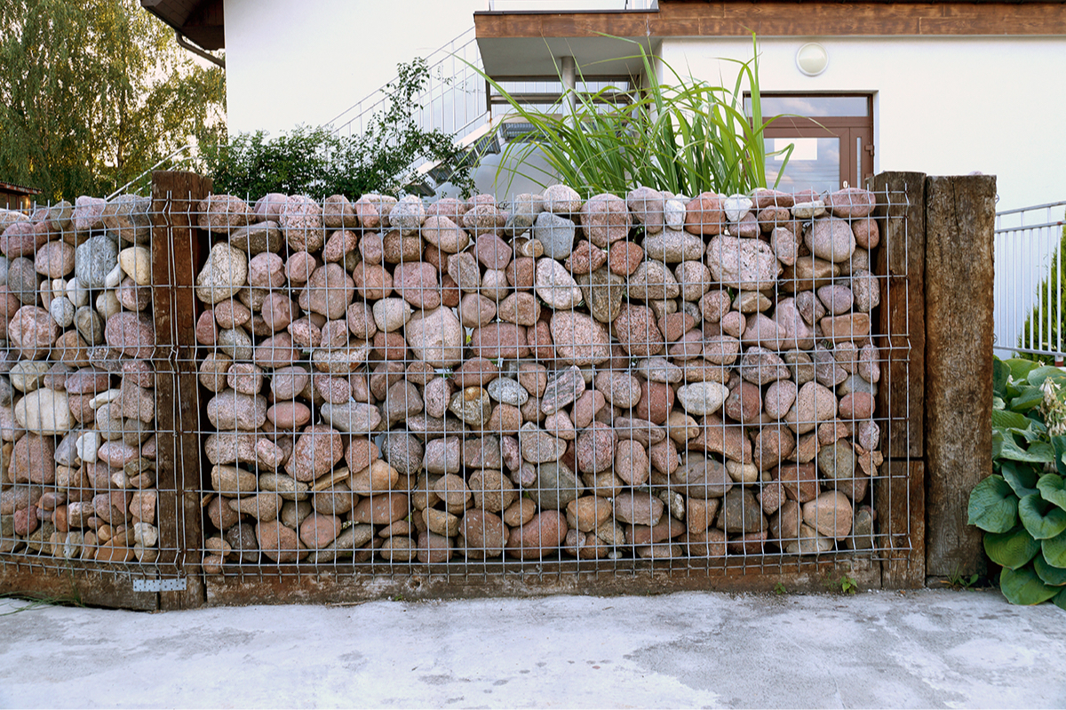 Декоративный забор для сада из металла (51 фото)