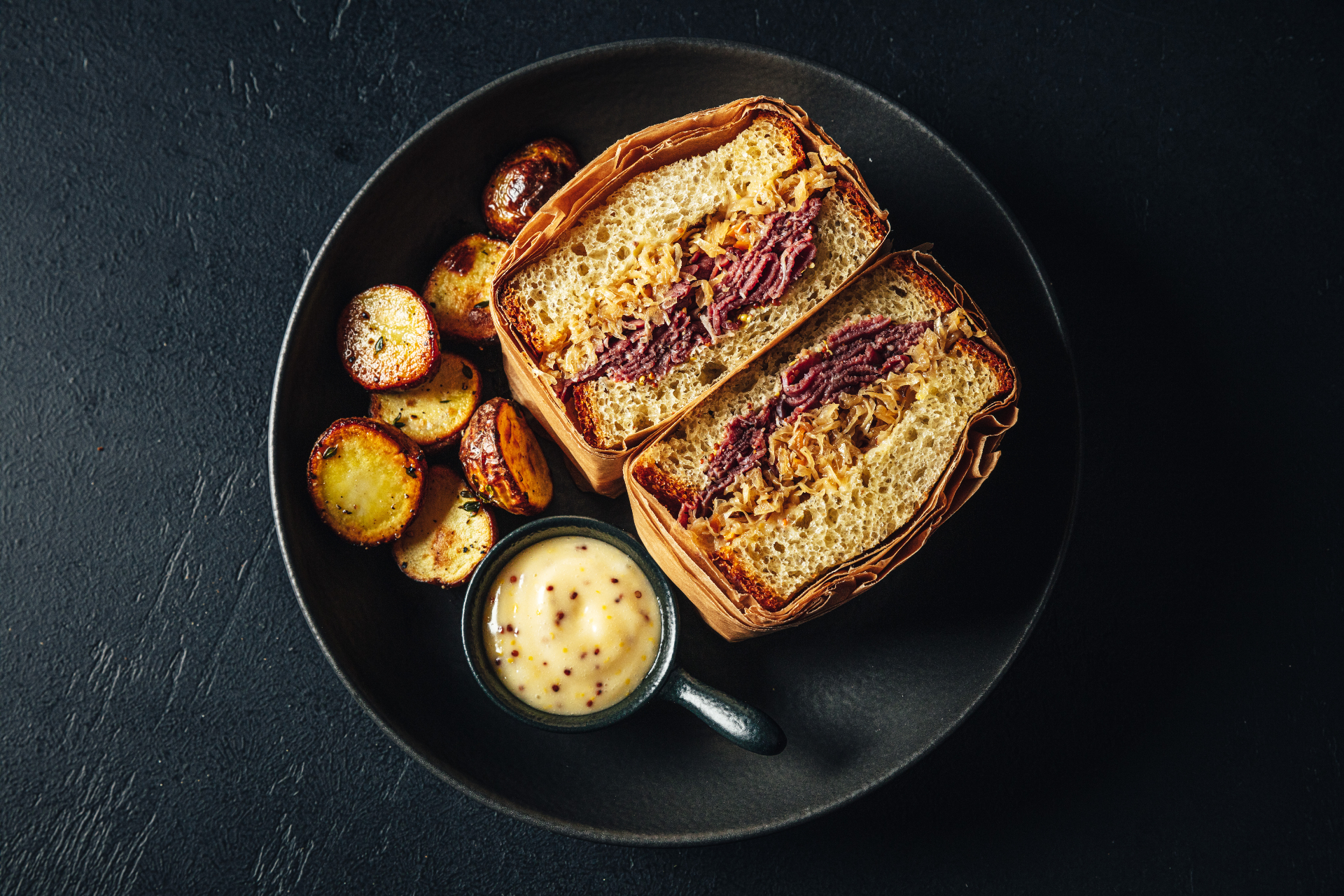 сэндвич с пастрами и бэби-картофелем