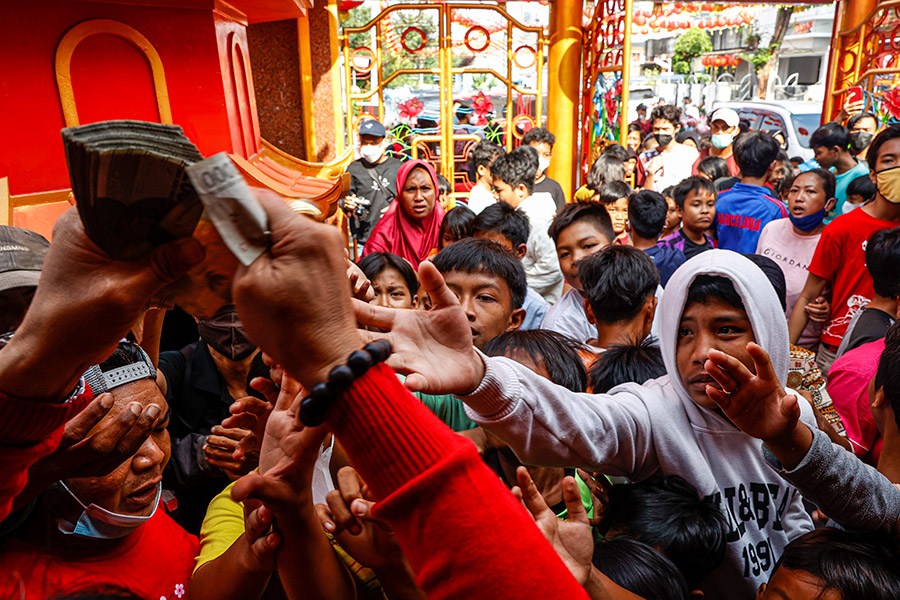 Бекаси, Западная Ява, Индонезия. Раздача пожертвований во время празднования Нового года