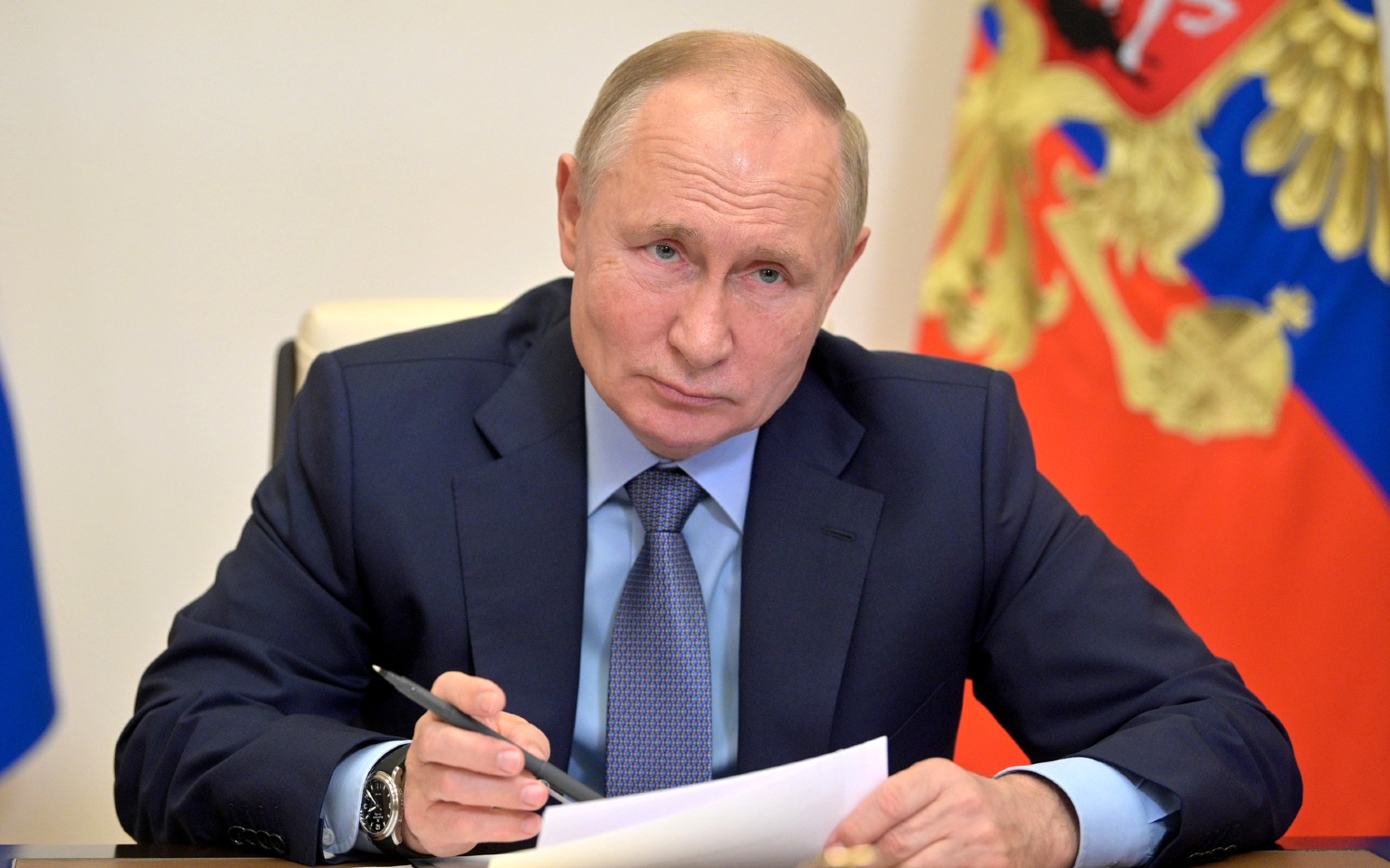 Путин подписал закон о наказании за фейки о действиях вооруженных сил