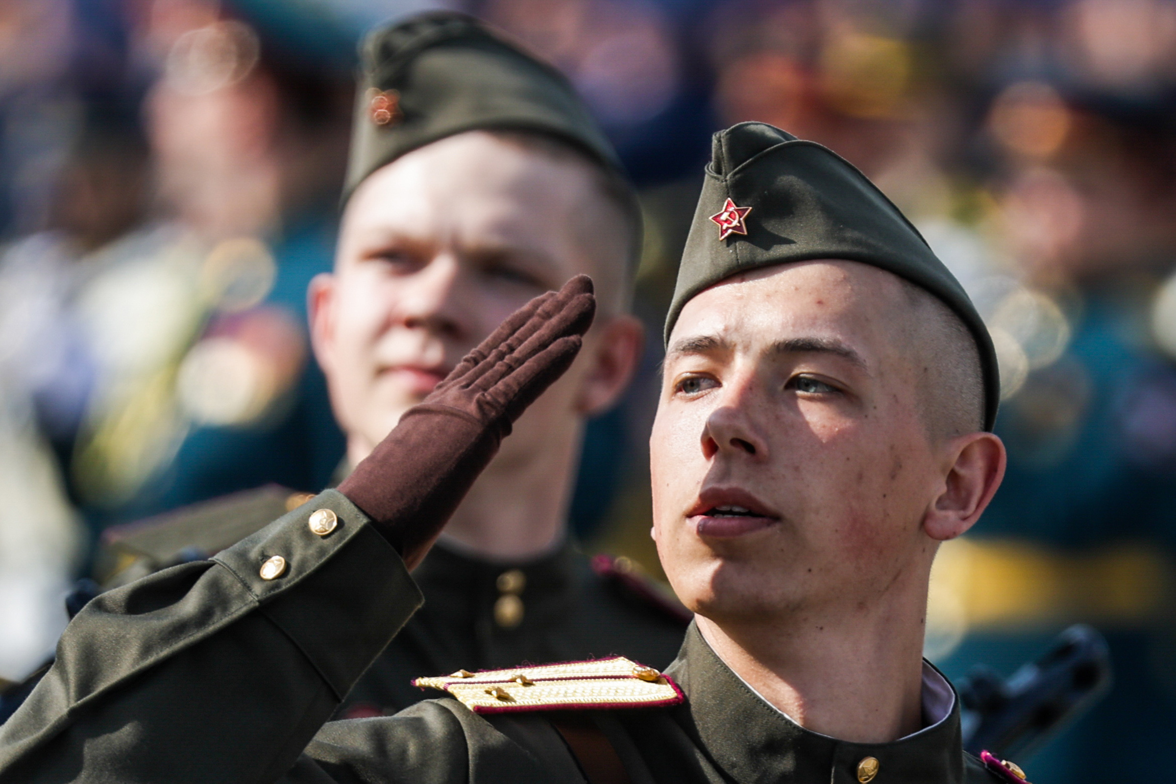 Военнослужащие парадных расчетов во время парада в Новосибирске.