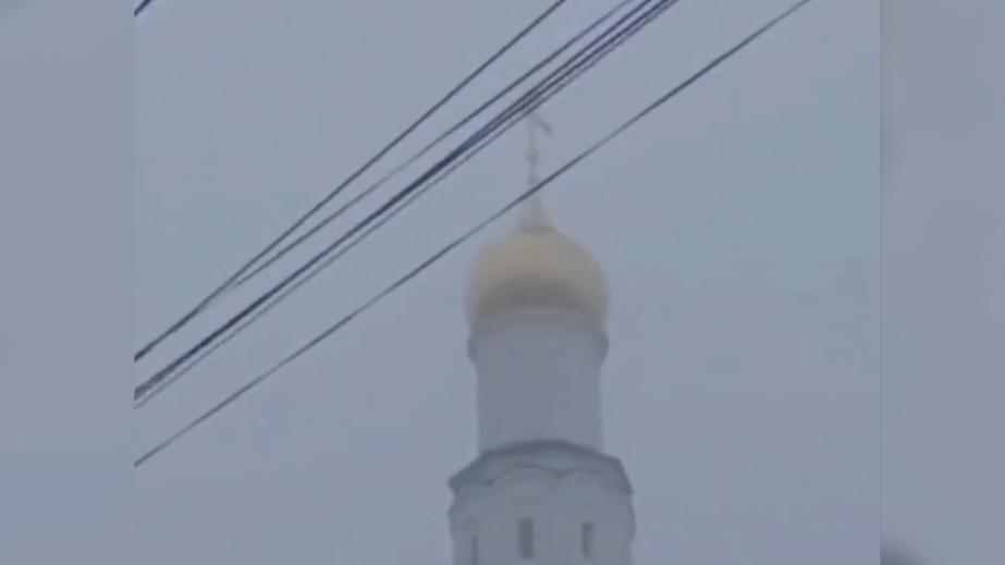 Колокола церкви зазвонили во время землетрясения на Камчатке. Видео