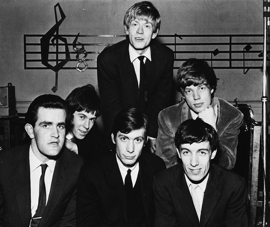 Мик Джаггер (во втором ряду справа) с участниками группы The Rolling Stones, 1963 год