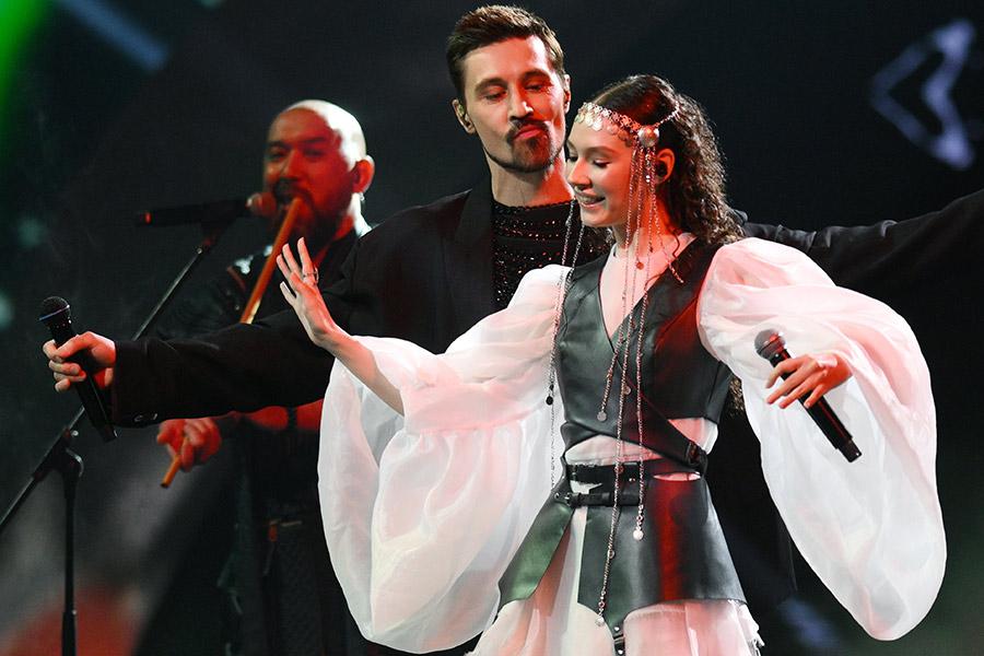 Дима Билан и Адель Шайхитдинова во время выступления на церемонии вручения ХХ национальной телевизионной премии в области популярной музыки «Муз-ТВ» 2025