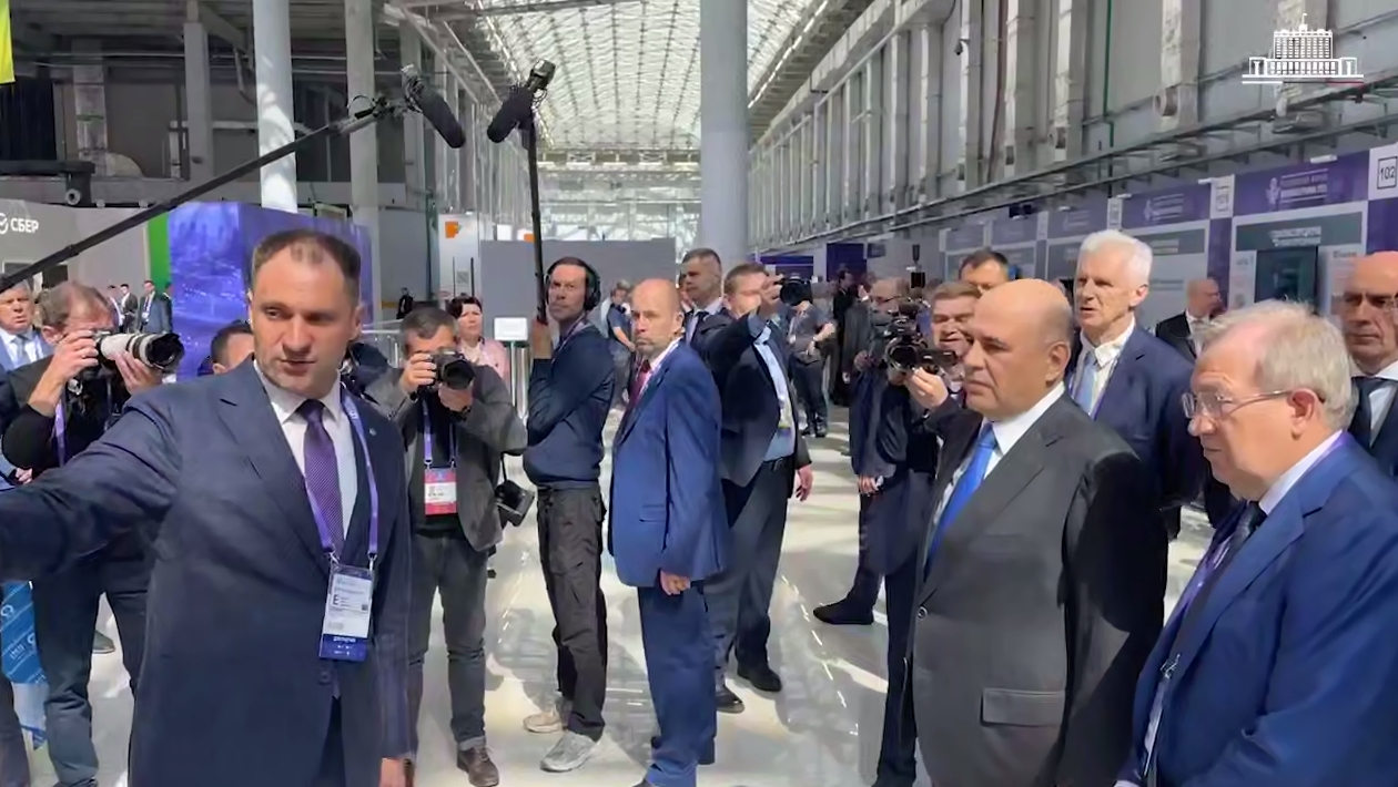 Глава УрФУ представил Михаилу Мишустину разработки вуза на форуме в Сочи