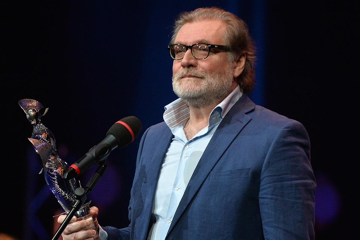 Владимир Симонов, получивший награду в номинации «Лучшая мужская роль» (Минетти «Минетти»), на XXV церемонии награждения лауреатов театральной премии «Хрустальная Турандот» в театре имени Вахтангова в 2016 году