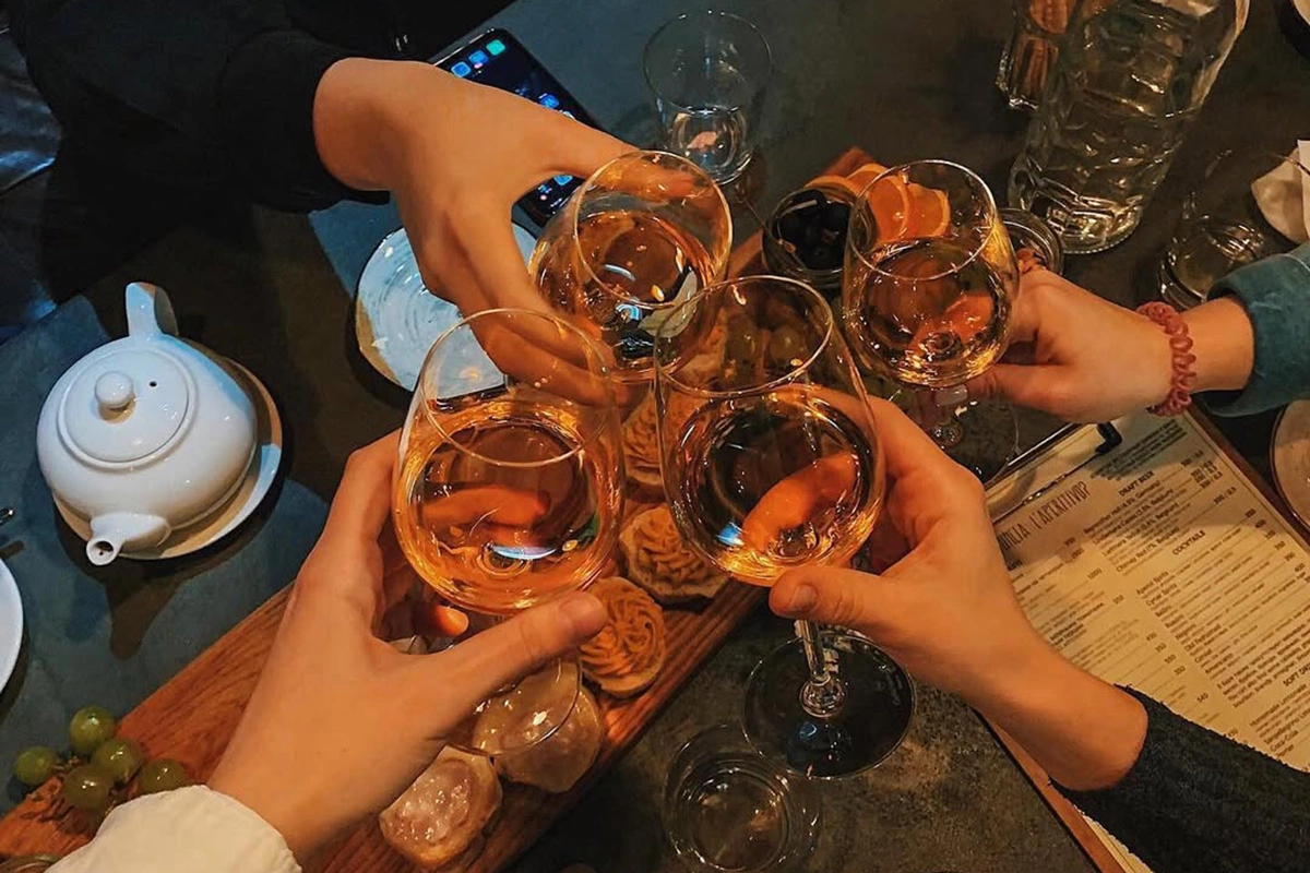 От домашней вечеринки до панк-бара: авторский гид по барам Москвы