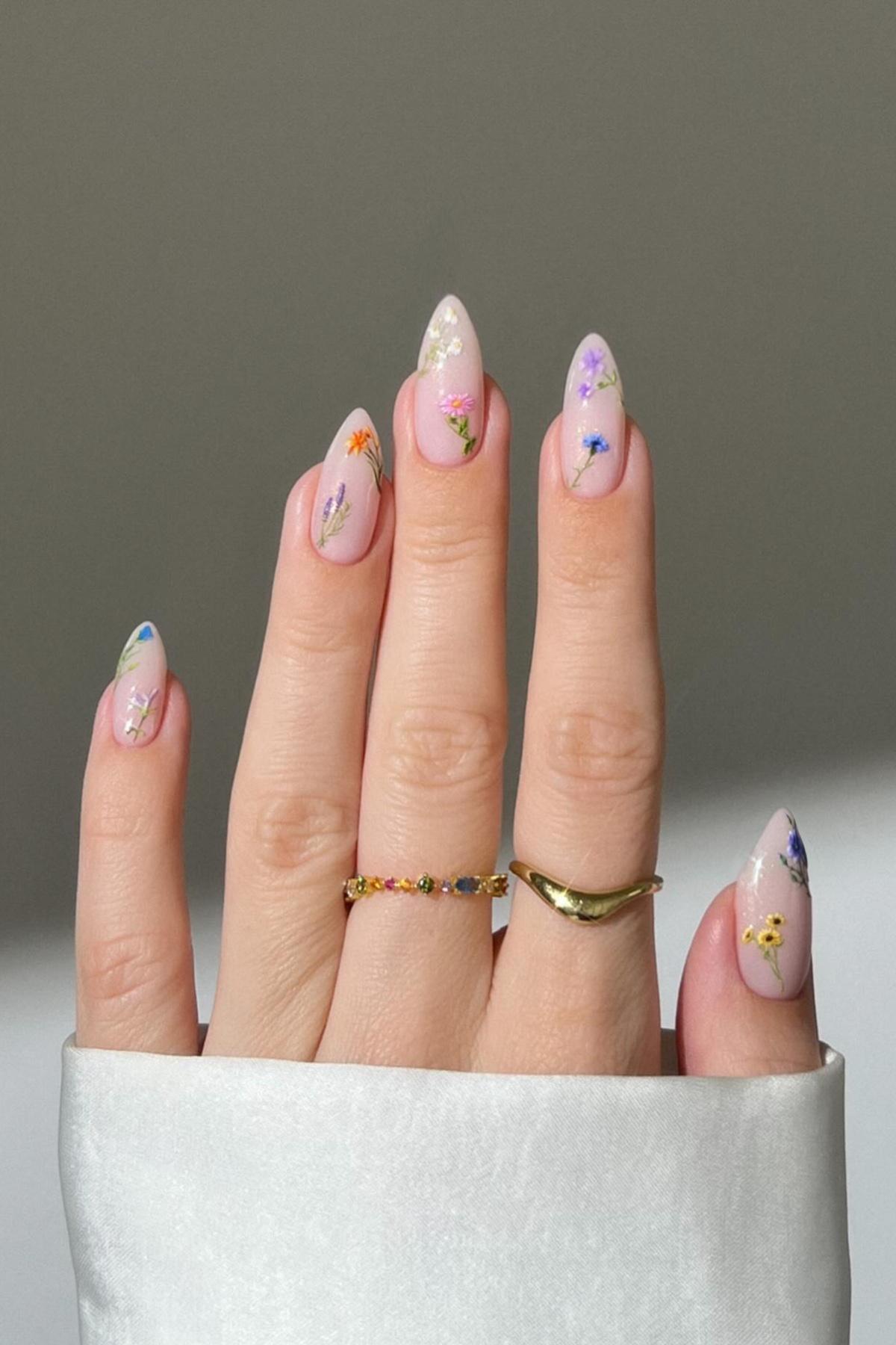 Можно сочетать с фольгированием и инкрустацией мелкими кристаллами, но не по всей поверхности, а точечно