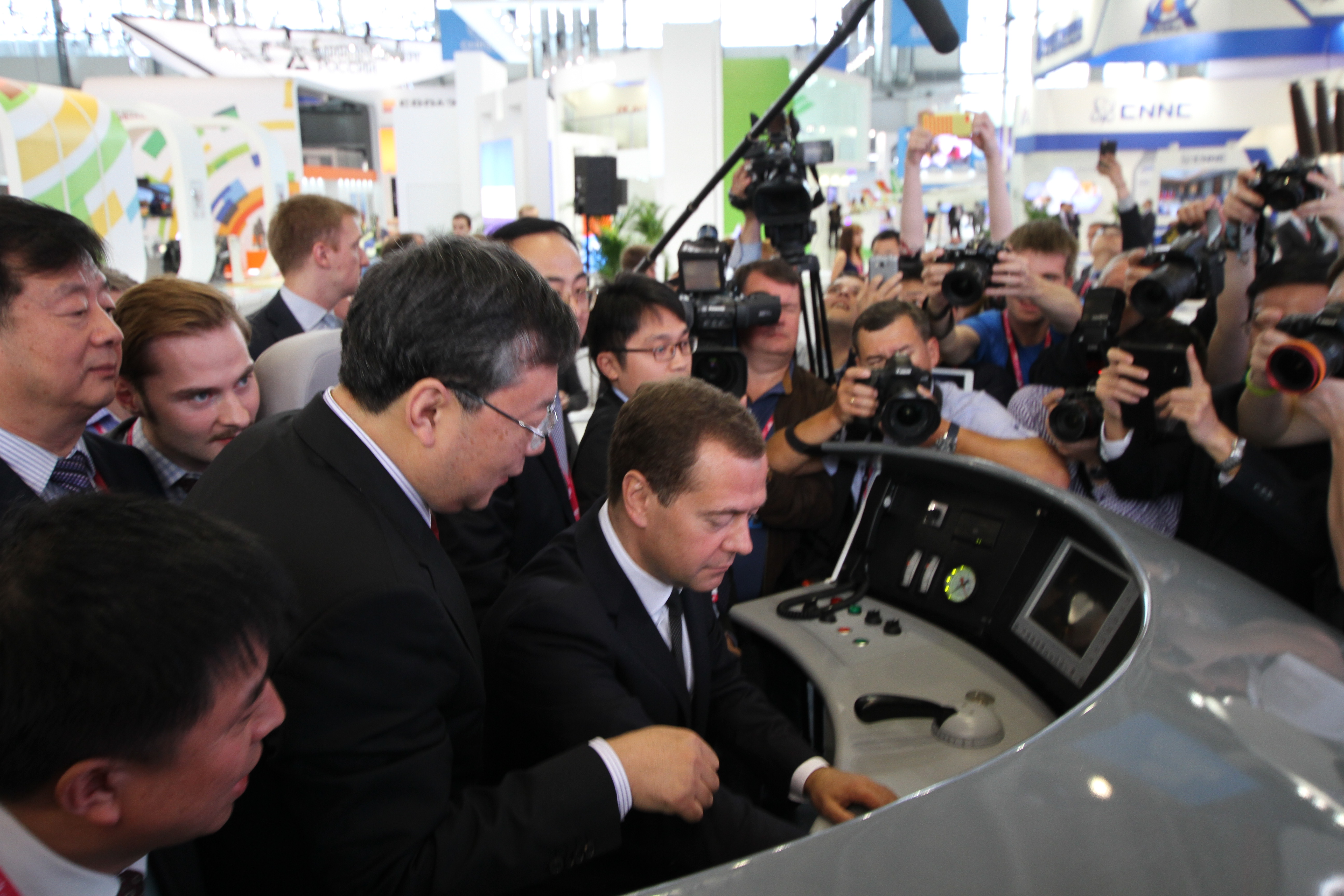 Китайские бизнесмены показывают Дмитрию Медведеву, как управлять поездом.