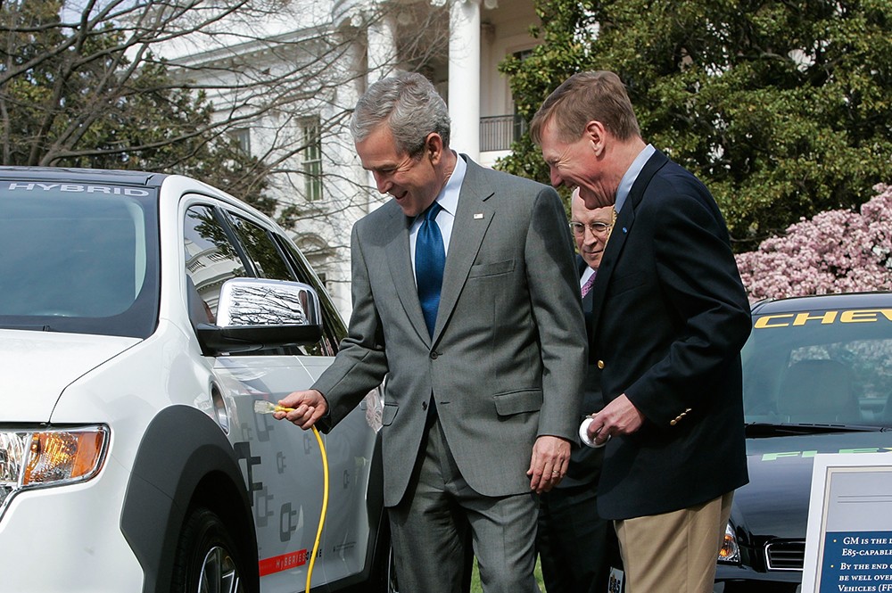 26 марта 2007г. у стен Белого дома гендиректор Алан Малалли вместе с главами других американских автопроизводителей показывал разработки в сфере машин, работающих на альтернативном топливе.