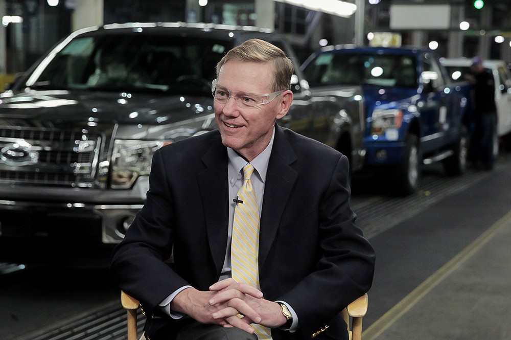 Гендиректор Ford Motor Алан Малалли дает интервью журналистам прямо у конвейера завода Ford в Дирборне 13 декабря 2012г.