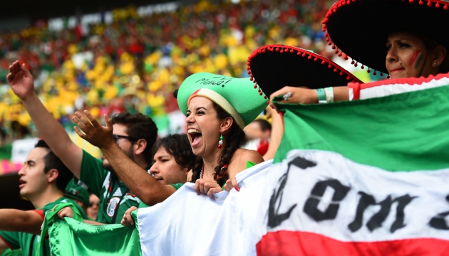 Мексиканские фанаты на стадионе "Эстадио Пласидо Адералдо Кастело" во время матча Бразилия - Мексика. 17 июня, Форталеза, Бразилия. 