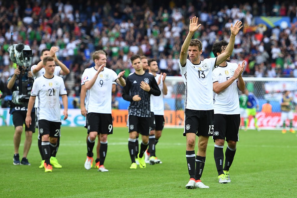 Футболисты сборной Германии благодарят болельщиков за поддержку.