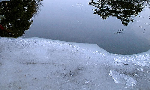 В Амурской области под лед провалился тягач с экскаватором