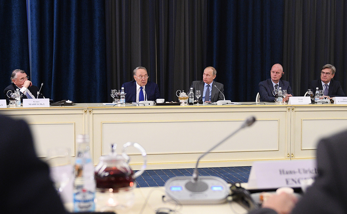 Владимир Путин и Нурсултан Назарбаев (второй слева) на встрече с немецкими предпринимателями