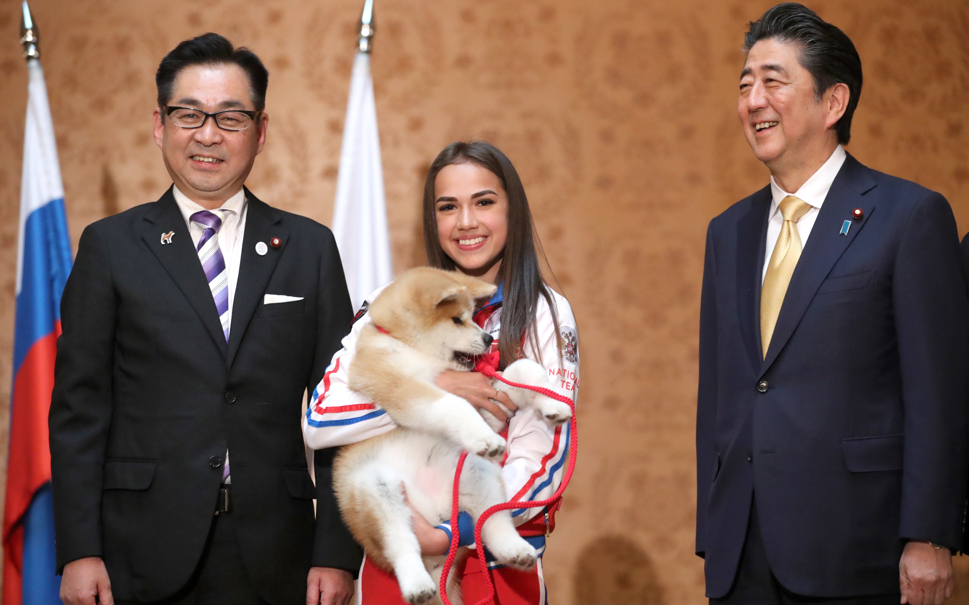 Председатель Общества охраны собак породы акита-ину Такаси Эндо, Алина Загитова и Синдзо Абэ