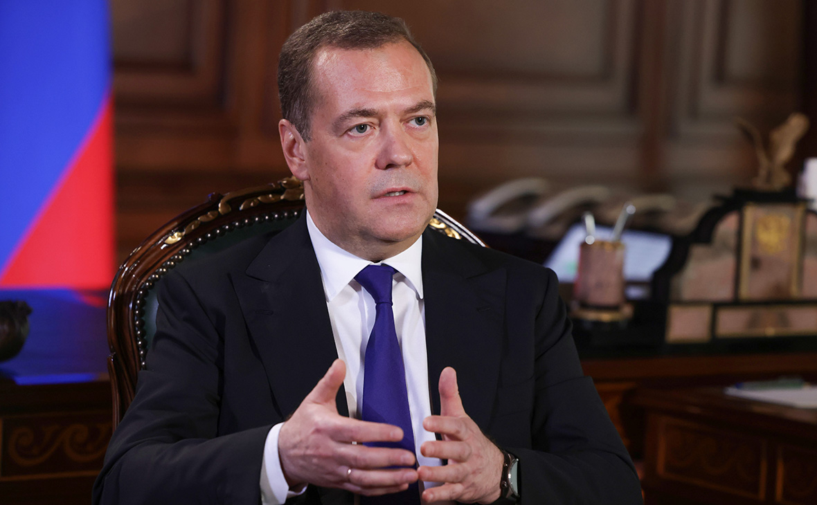 Медведев заявил, что ЕС испугался потерять выгодный транзит через Россию"/>













