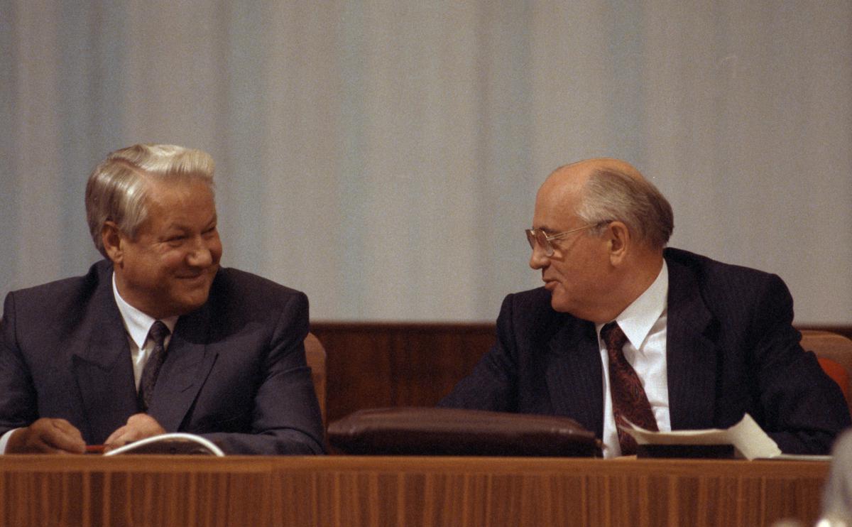 Президент СССР Михаил Сергеевич Горбачев и президент РСФСР Борис Николаевич Ельцин (справа налево) на заседании Внеочередного Пятого Съезда народных депутатов СССР в 1991 году