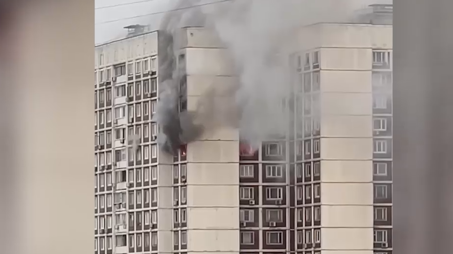 В Бибирево произошел пожар в многоэтажке. Видео