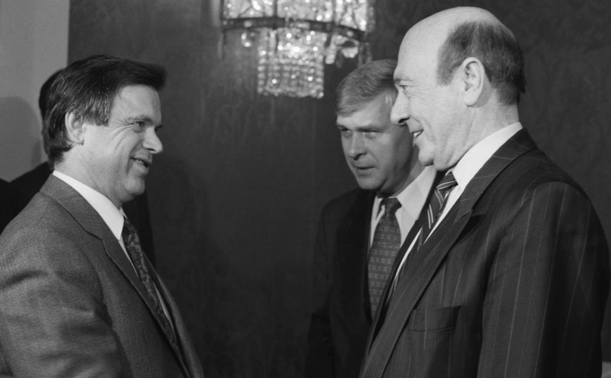 Генсек НАТО Манфред Вернер и председатель Верховного Совета РСФСР Руслан Хасбулатов во время встречи 25 февраля 1992 года