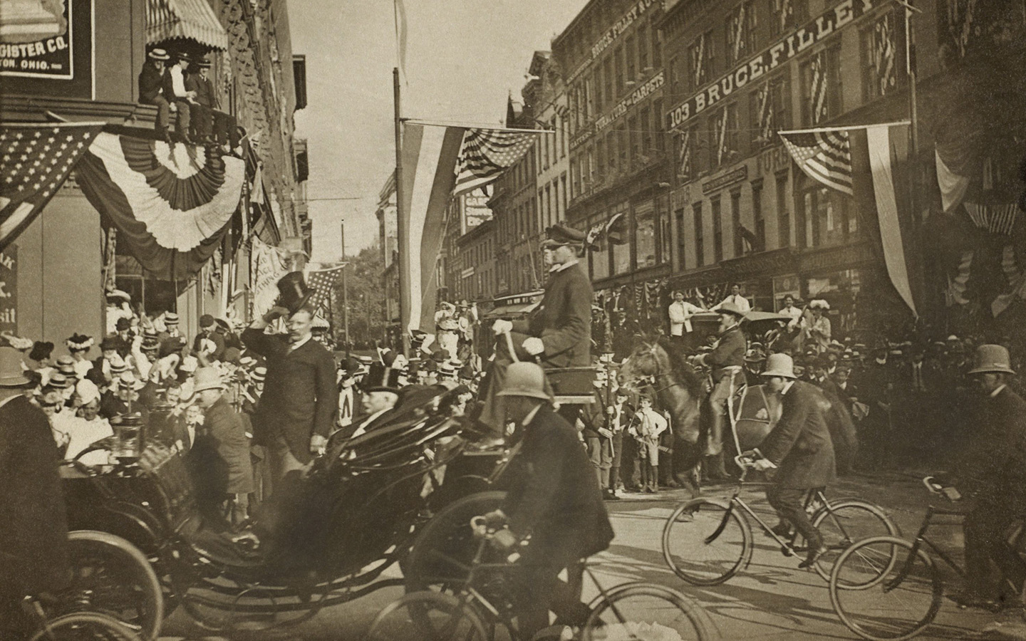 Экипаж Теодора Рузвельта в окружении полицейских велосипедистов, 1902 год