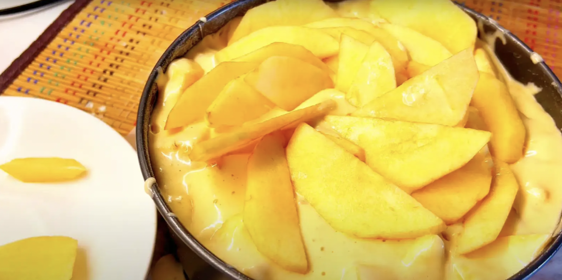 Украсьте шарлотку яблоками