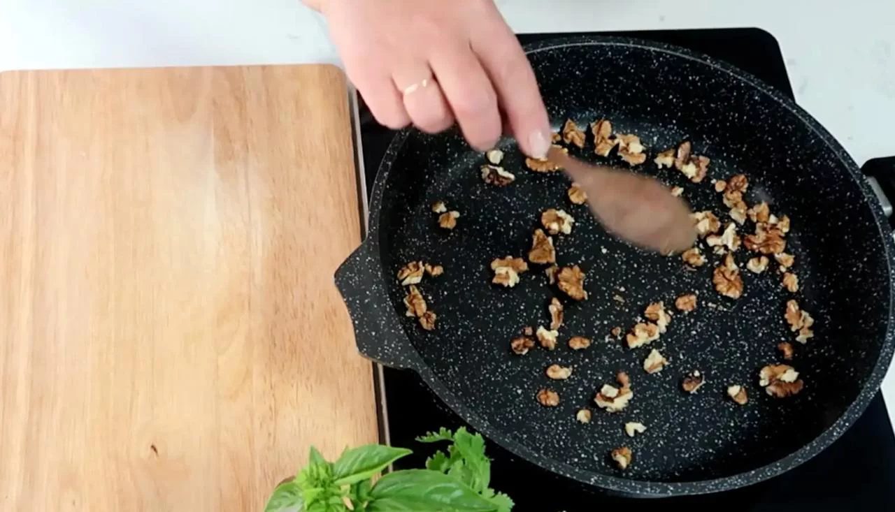 Обжарьте орехи на сухой сковороде