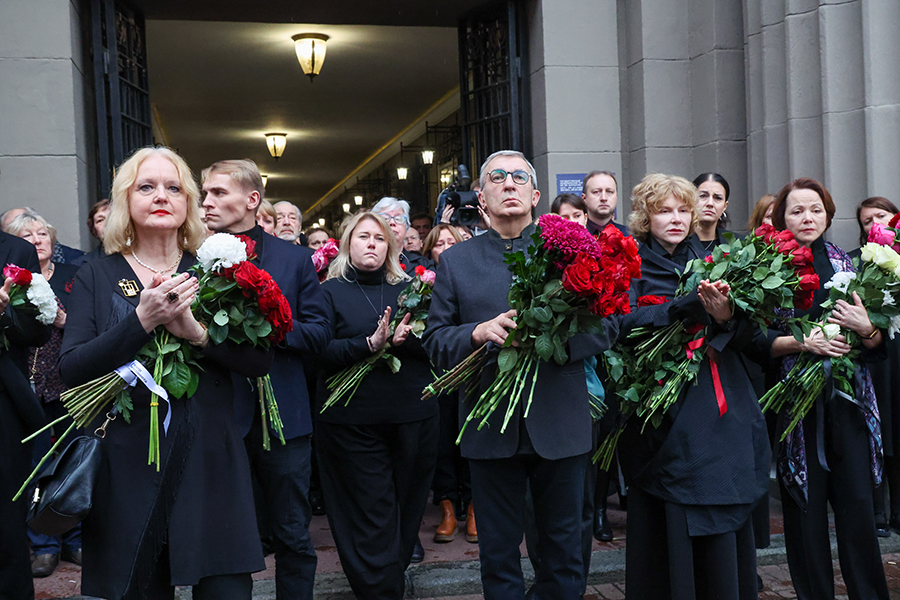 Участники прощания с Владимиром Симоновым&nbsp;у театра Вахтангова